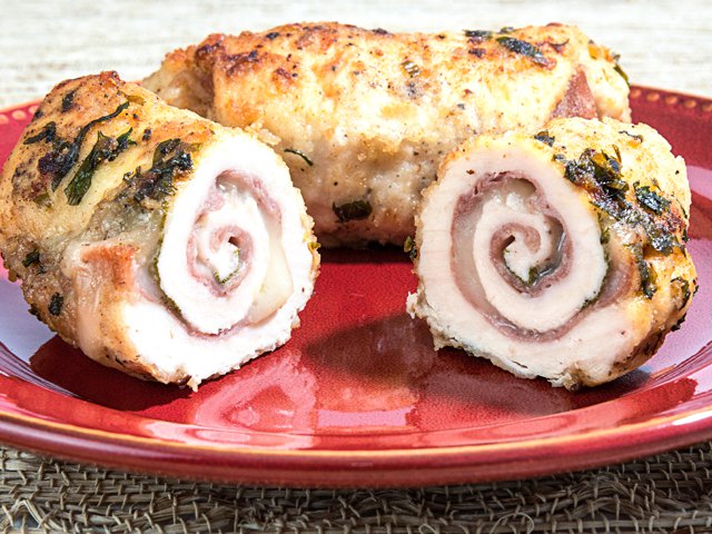 Chicken roll-ups with prosciutto and cheese