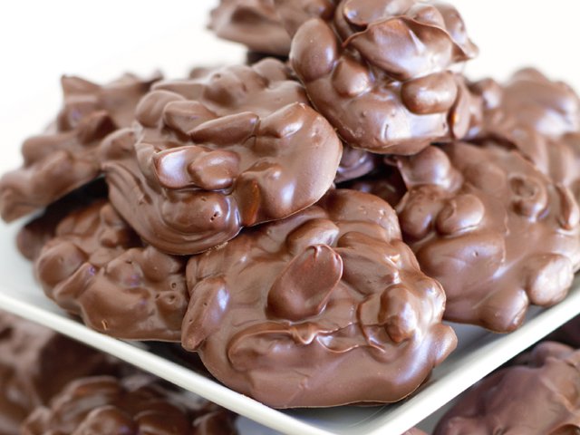 Slow cooker chocolate and peanut candy