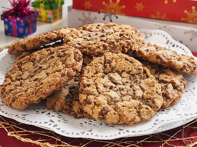 Supersized Chocolate Chip Cookies - www.
