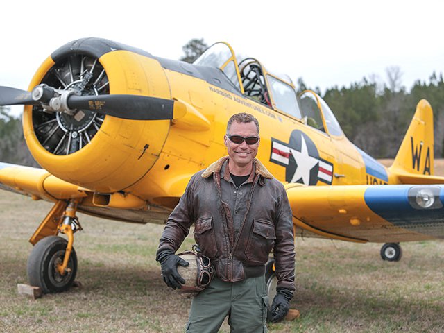 pilot-vintage-yellow-trainer-warbird-adventure.png